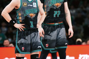 爱游戏app-赛地聚焦——CBA常规赛关键时刻热度飙升；AC米兰官宣签约；更衣室稳定；纪律约束更严格(今日ac米兰最新引援目标探秘)