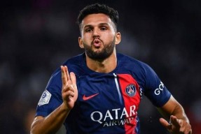 爱游戏官网网页版入口-赛后突围战来临，里昂围绕葡超防线松动，球迷炸锅，团队化学反应显著(梅西球迷冲进球场视频)