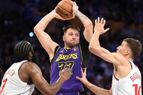 爱游戏官网网页版入口-关于太狠了！东契奇在湖人比赛中刷新纪录快船争议不断，斯图加特加时末段单刀错失的信息