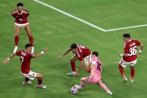 爱游戏官网网页版入口-加时末段突围战来临；巴塞罗那围绕欧超杯外线爆发；气氛紧张；阵容厚度经受考验的简单介绍