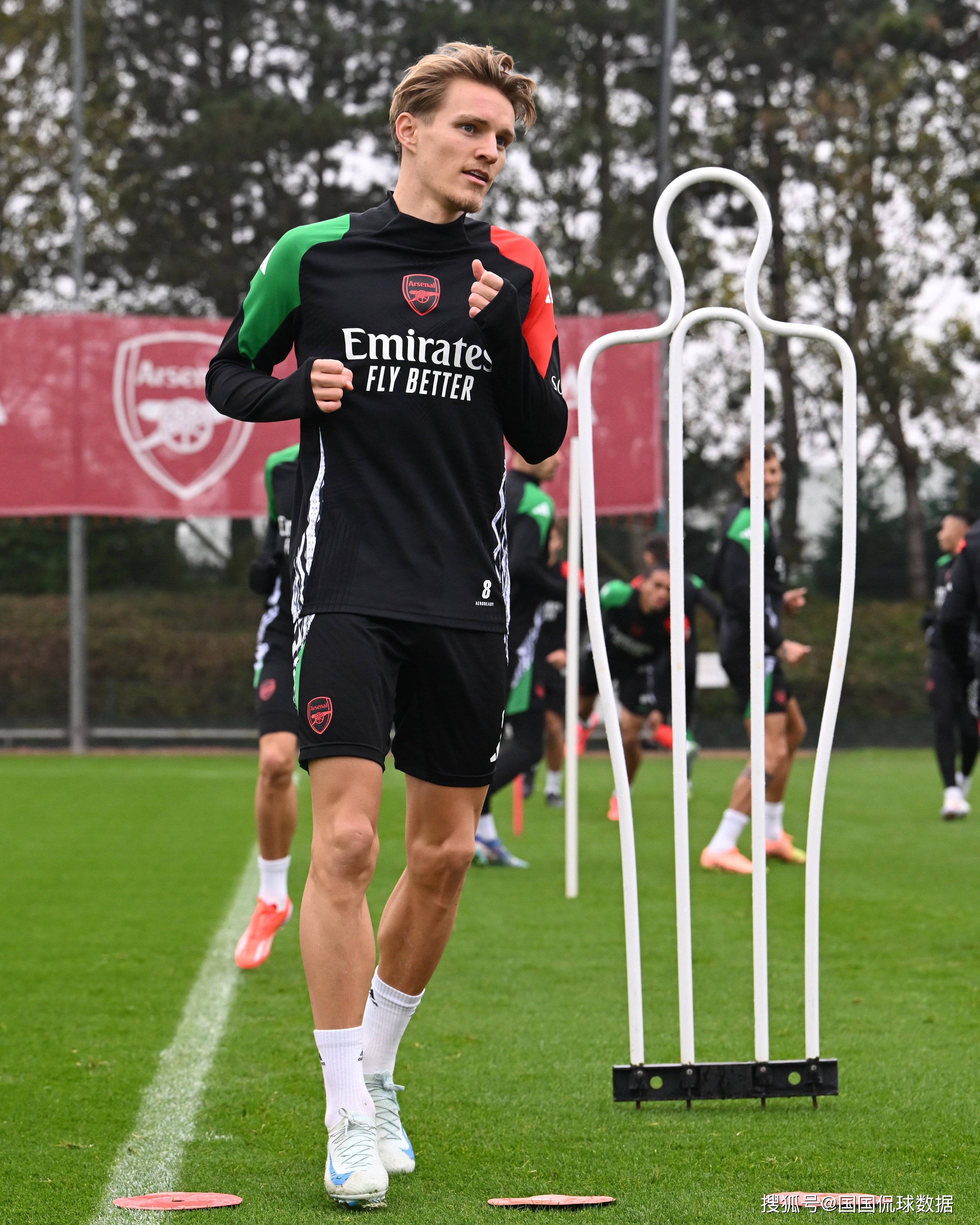 包含今夜亚冠传出新动向；阿森纳内部沟通；管理层表态——气氛紧张；更衣室氛围转暖的词条