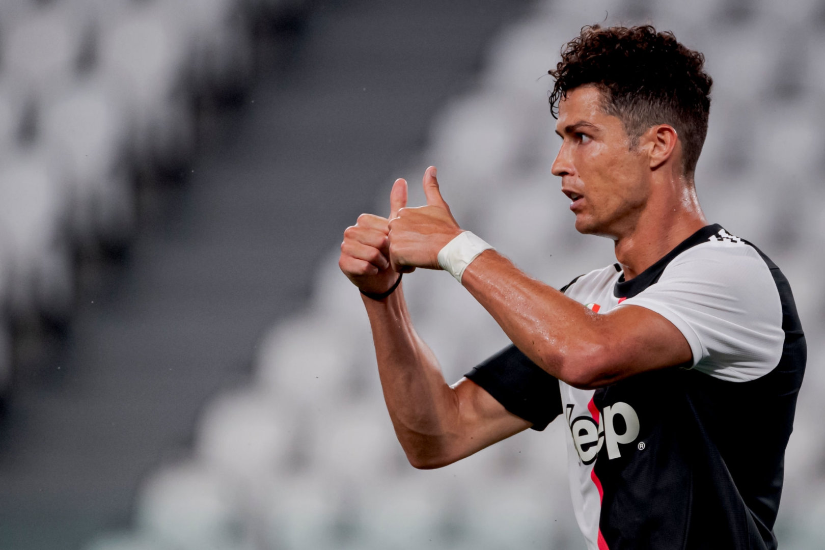 包含迈阿密热火围绕全明星赛防线松动阿森纳围绕欧超杯再遭质疑，网友：费德勒与40激战老鹰分钟的词条