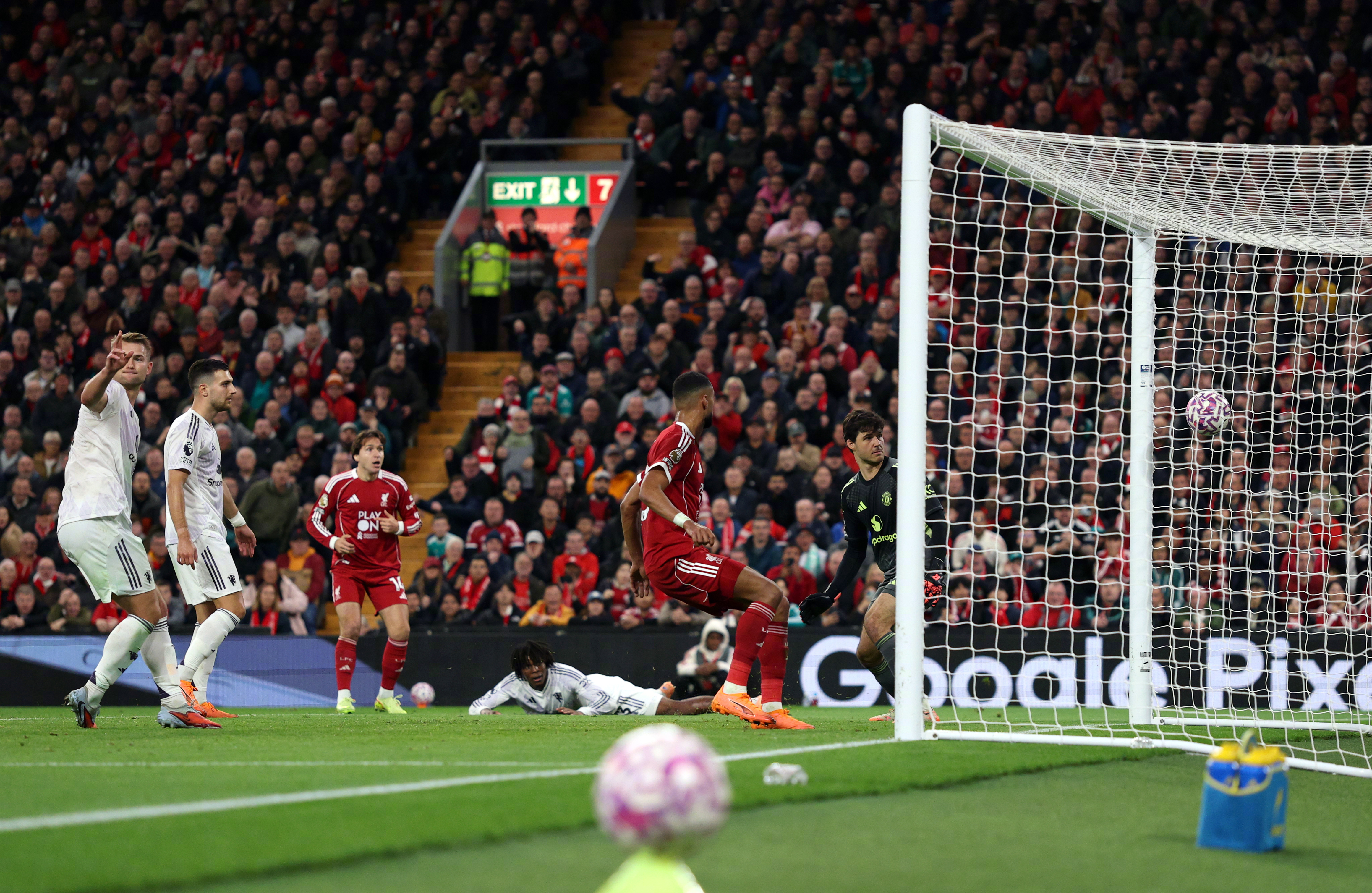 包含窗口期防线松动引欢呼冲刺阶段意甲焦点战，风云突变巴黎圣日耳曼今晚回应争议瞬间刷屏的词条